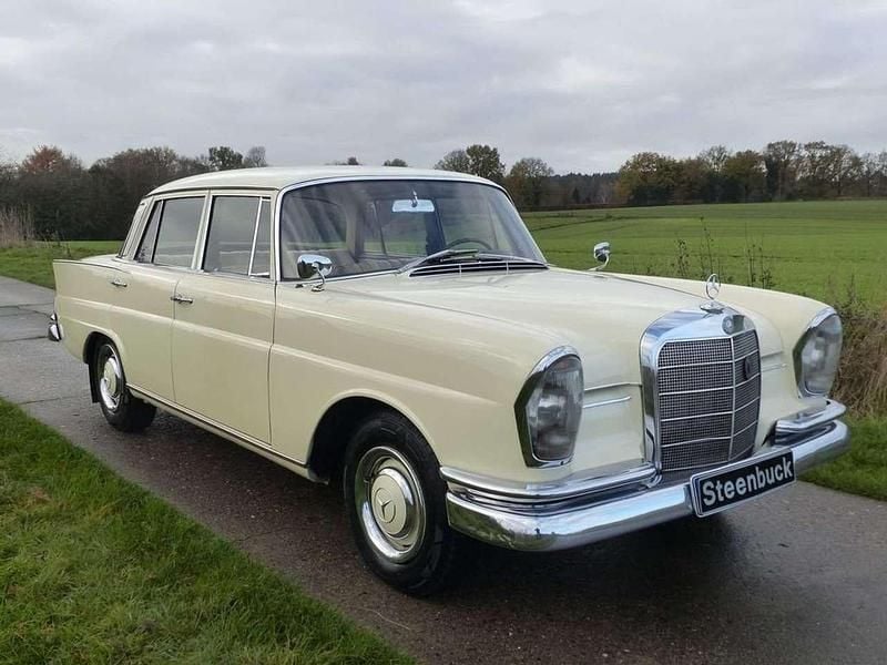 Gebraucht Mercedes 220 110 PS (80 kW) 1965 Hellbeige Limousine