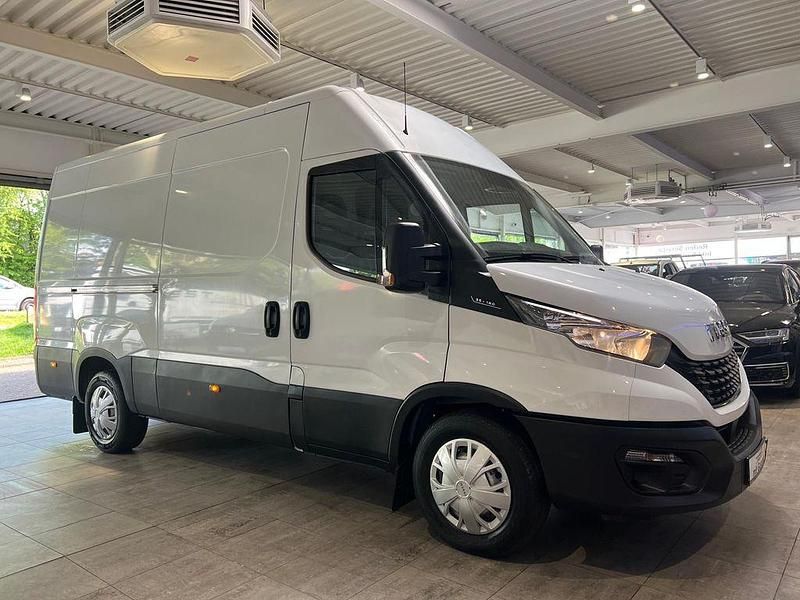 Second-hand Iveco Daily 156 CP (114 kW) 2019 Alb Monovolum