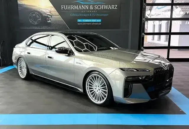 Gebraucht BMW M760e Performance 571 PS (419 kW) 2025 Grau Limousine