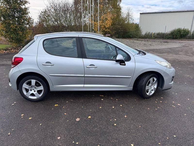 Gebraucht Peugeot 207 120 PS (88 kW) 2010 Silber Limousine