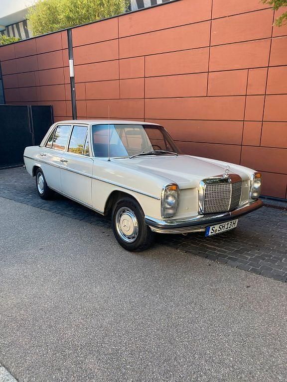 Weiß Gebraucht 1971 Mercedes W115 Limousine | 13.800 € - Bild 1/4