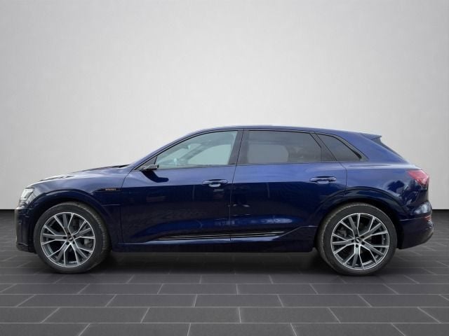 Gebraucht Audi e-tron Ambiente 300 kW (408 PS) 2022 Navarrablau metallic (metallic) SUV