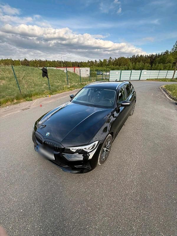 Schwarz Gebraucht 2022 BMW 320e Kombi | 25.800 € (Superpreis) - Bild 1/4