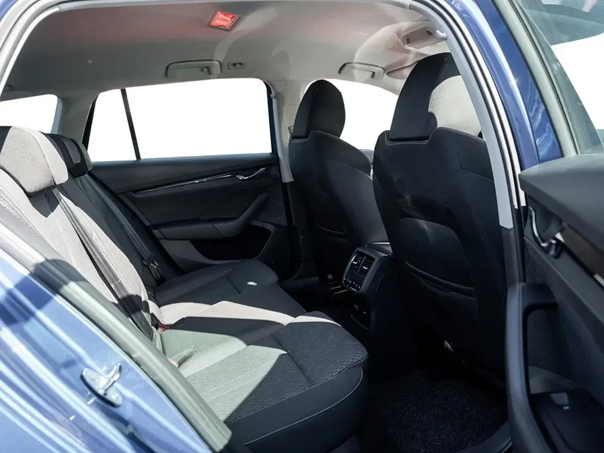 Gebraucht Skoda Octavia Ambition 150 PS (110 kW) 2022 Raceblau Kombi