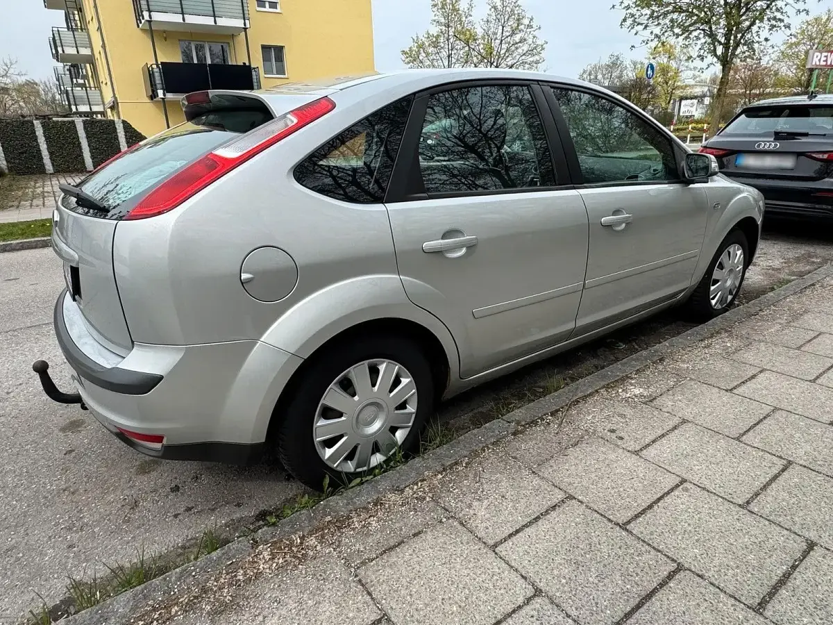 Gebraucht Ford Focus Titanium 101 PS (74 kW) 2006 Silber Limousine