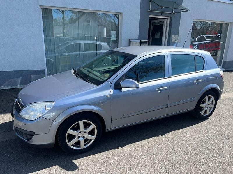 Gebraucht Opel Astra Edition 105 PS (77 kW) 2006 Lichtsilber m2 Limousine