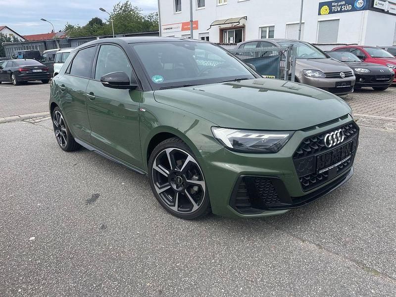 Distriktgrün metallic Gebraucht 2024 Audi A1 Sportback S-Line Kleinwagen | 27.990 € (Teuer) - Bild 1/4