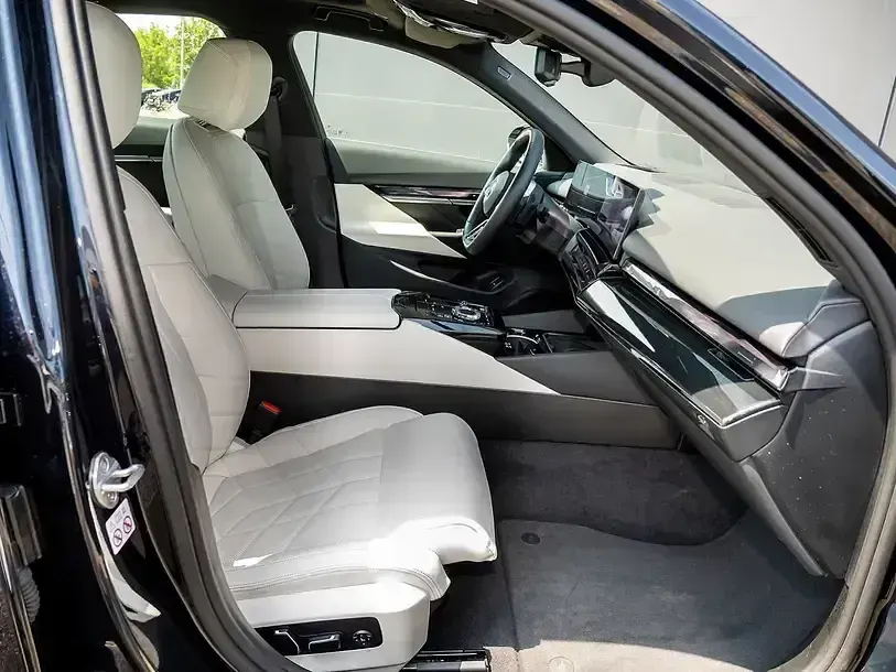 Gebraucht BMW 550e M Sport 489 PS (359 kW) 2024 Carbonschwarz Limousine
