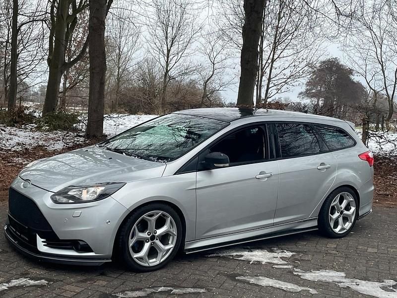 Gebraucht Ford Focus 140 PS (102 kW) 2013 Silber Kombi