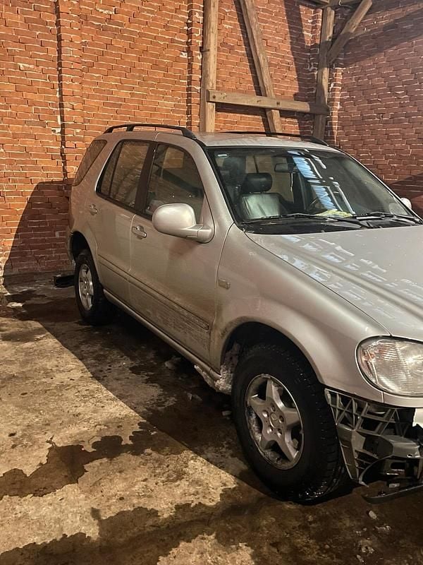 Gebraucht Mercedes ML320 218 PS (160 kW) 1999 Silber SUV