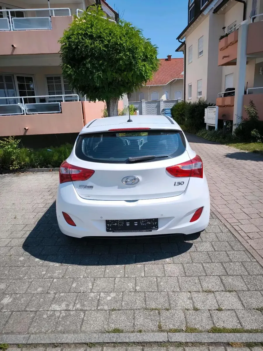 Gebraucht Hyundai i30 110 PS (80 kW) 2016 Weiß Kleinwagen