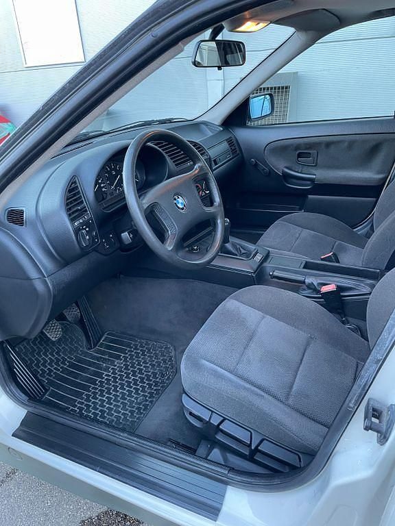 Gebraucht BMW 316 99 PS (72 kW) 1992 Weiß Limousine