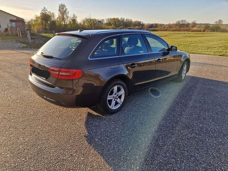 Gebraucht Audi A4 Attraction 143 PS (105 kW) 2012 Braun Kombi