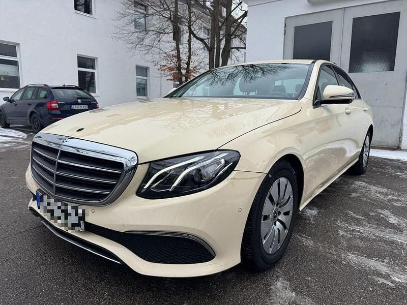 Beige Gebraucht 2019 Mercedes E200 Limousine | 8.290 € (Superpreis) - Bild 1/4