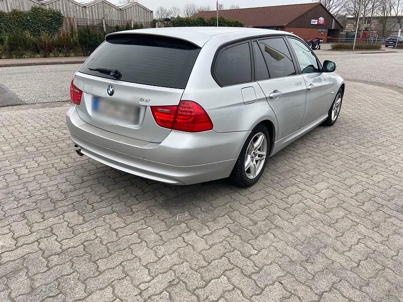 Gebraucht BMW 318 143 PS (105 kW) 2010 Silber Kombi