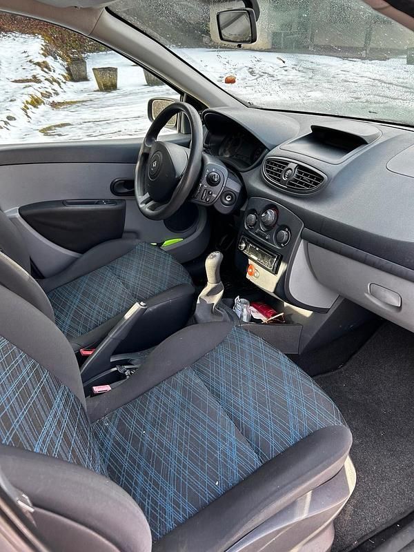 Gebraucht Renault Clio II 75 PS (55 kW) 2006 Rot Kleinwagen