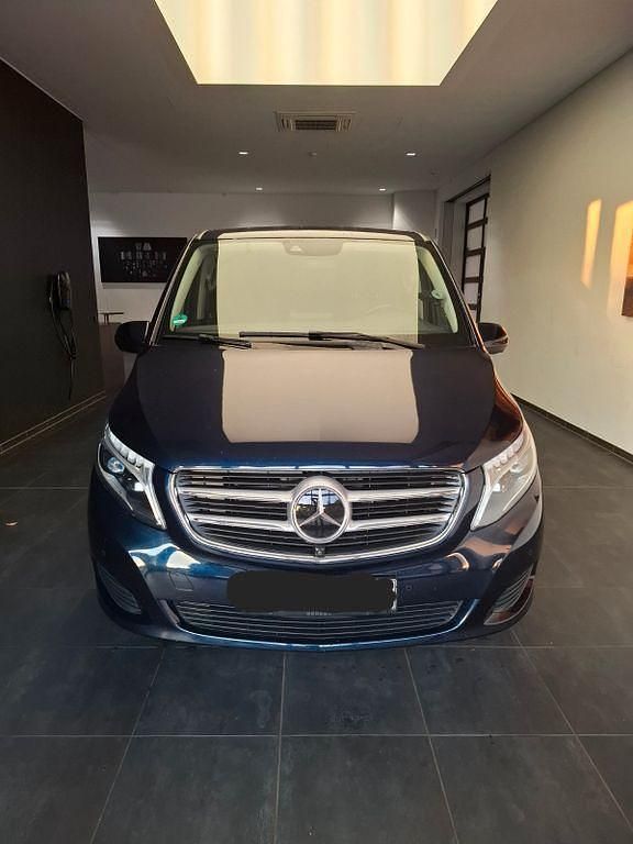 Blau Gebraucht 2018 Mercedes V250 Avantgarde Van / Kleinbus | 39.900 € (Guter Preis) - Bild 1/4