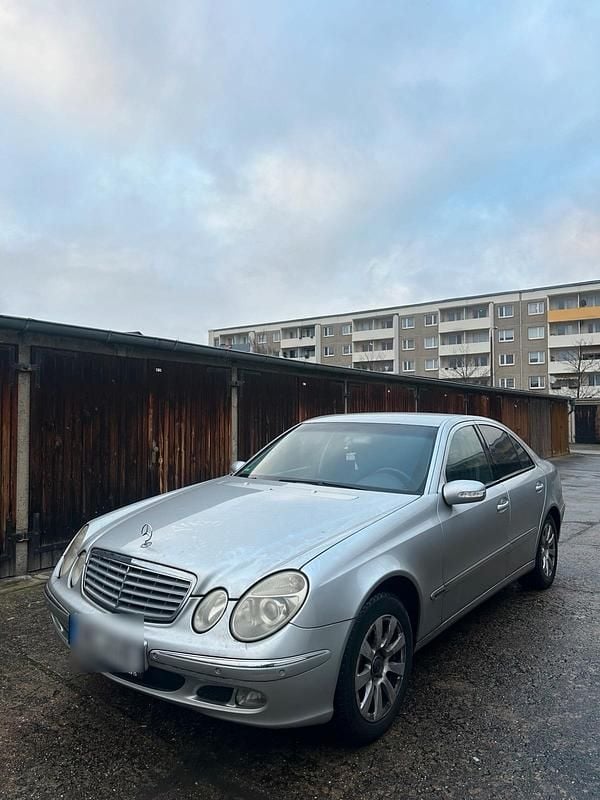 Silber Gebraucht 2003 Mercedes E200 Limousine | 1.750 € (Superpreis) - Bild 1/4