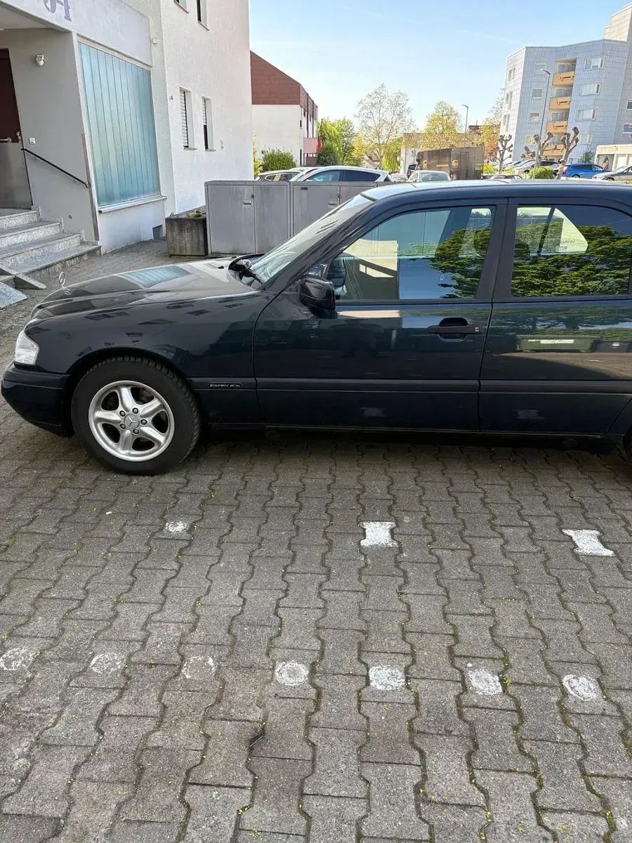 Gebraucht Mercedes C180 122 PS (89 kW) 1996 Schwarz Limousine