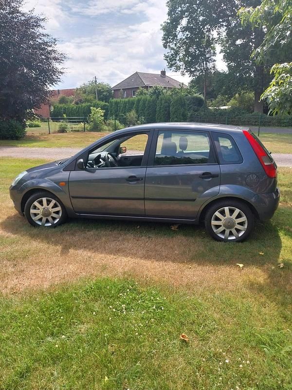 Grau Gebraucht 2004 Ford Fiesta Kleinwagen | 1.250 € (Etwas zu teuer) - Bild 1/4