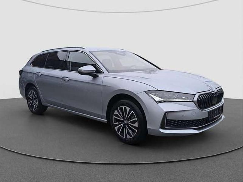 Gebraucht Skoda Superb Selection 150 PS (110 kW) 2024 Aluminium silber (metallic) Kombi