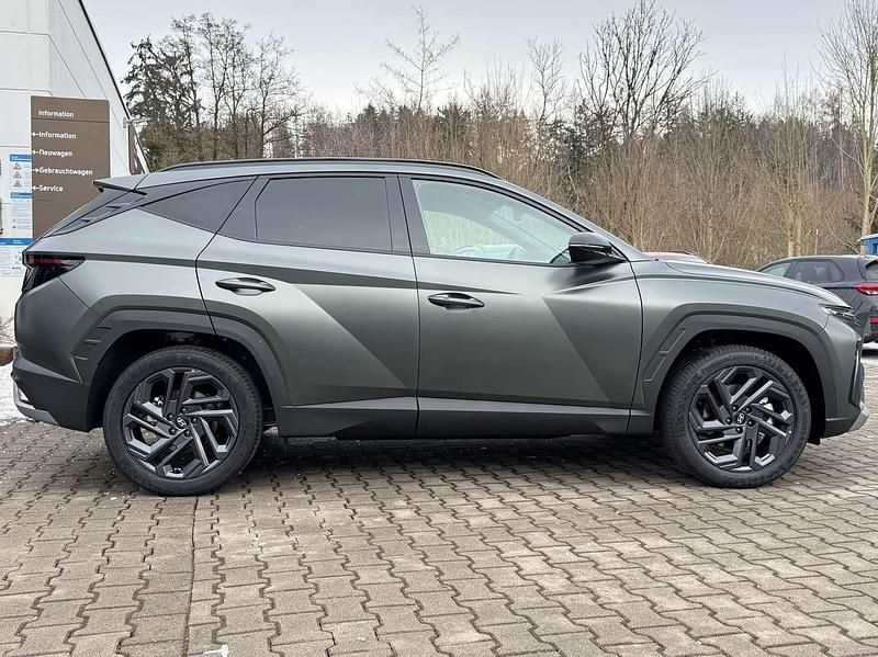 Neu Hyundai Tucson Edition+ 160 PS (117 kW) 2025 Pine green matt SUV