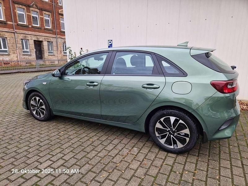 Gebraucht Kia Ceed 99 PS (72 kW) 2025 Experienzgrün Kleinwagen