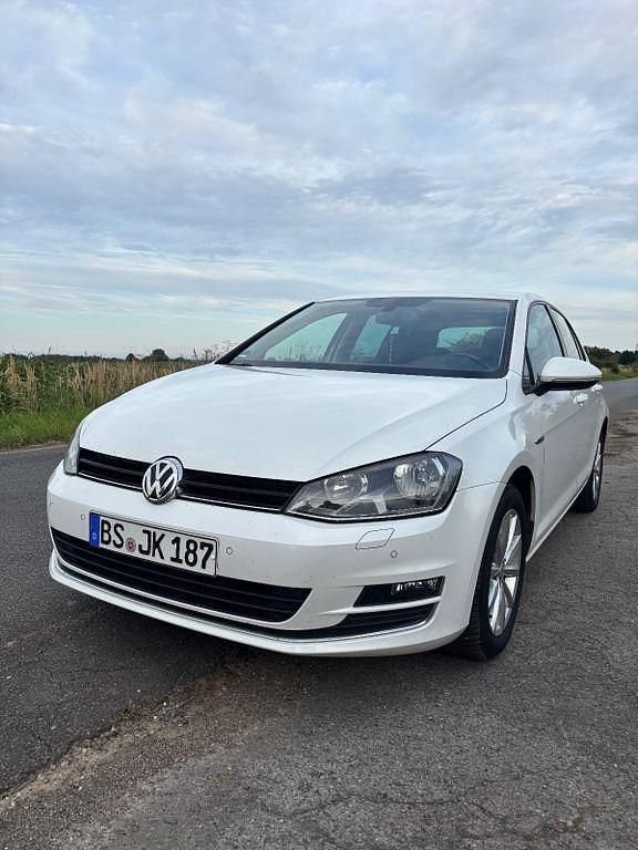 Weiß Gebraucht 2015 VW Golf VII LOUNGE Limousine | 7.900 € (Superpreis) - Bild 1/4