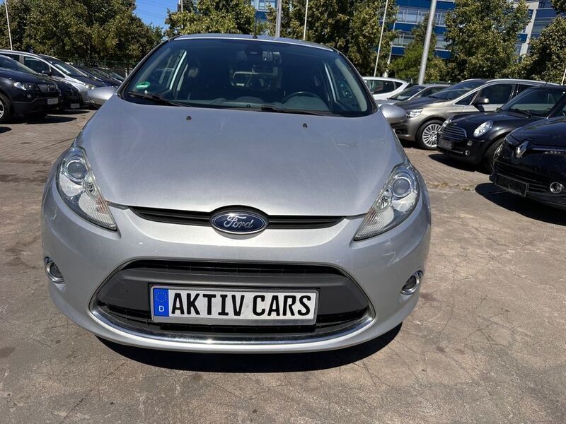 Silber Gebraucht 2011 Ford Fiesta Titanium Kleinwagen | 3.490 € (Fairer Preis) - Bild 1/4