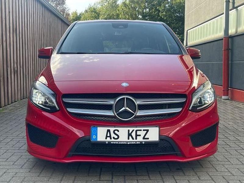 Gebraucht Mercedes B250 211 PS (155 kW) 2015 Rot Van / Kleinbus