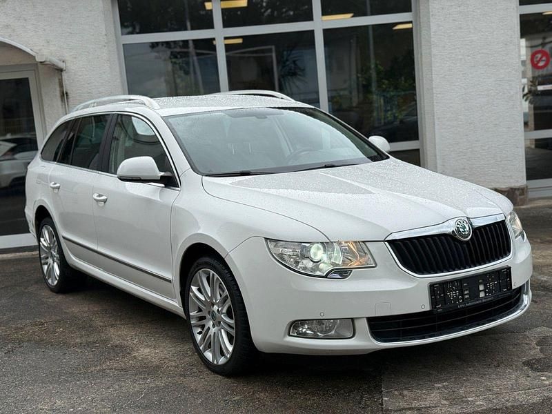 Weiß Gebraucht 2012 Skoda Superb Elegance Kombi | 7.999 € (Fairer Preis) - Bild 1/4