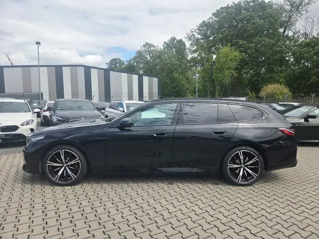 Gebraucht BMW 520 M Sport 190 PS (139 kW) 2025 Schwarz Kombi