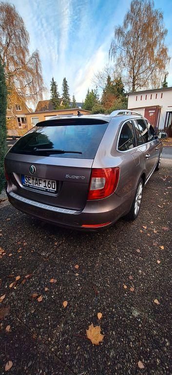 Używany Skoda Superb Elegance 140 KM (102 kW) 2012 Szary Kombi