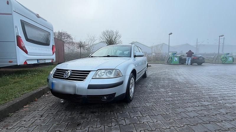 Grau Gebraucht 2001 VW Passat Limousine | 1.750 € (Fairer Preis) - Bild 1/4