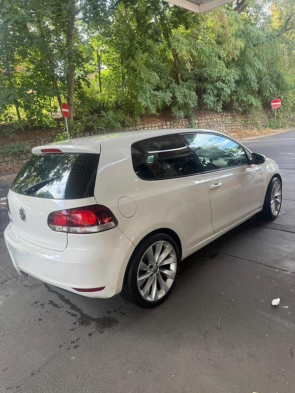 Weiß Gebraucht 2010 VW Golf VI Kleinwagen | 3.500 € - Bild 1/4