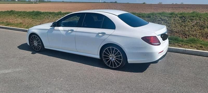 Weiß Gebraucht 2020 Mercedes E300 AMG line Limousine | 39.500 € (Fairer Preis) - Bild 1/4
