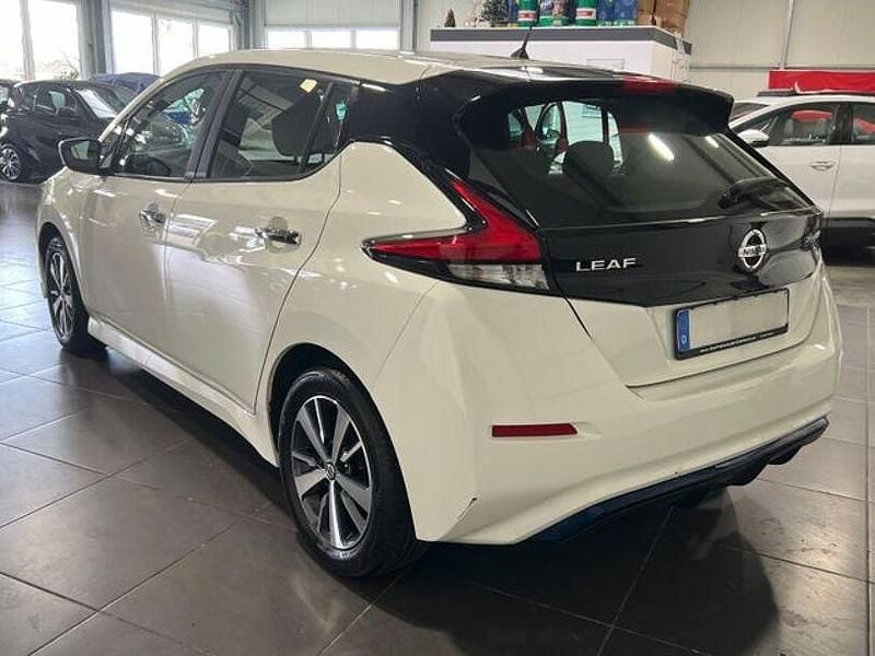 Gebraucht Nissan Leaf Acenta 110 kW (150 PS) 2021 Weiß Kleinwagen