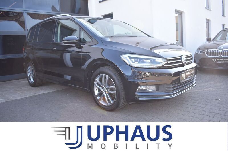 Schwarz (deep black perleffekt) Gebraucht 2017 VW Touran Comfortline Van / Kleinbus | 18.890 € (Fairer Preis) - Bild 1/4