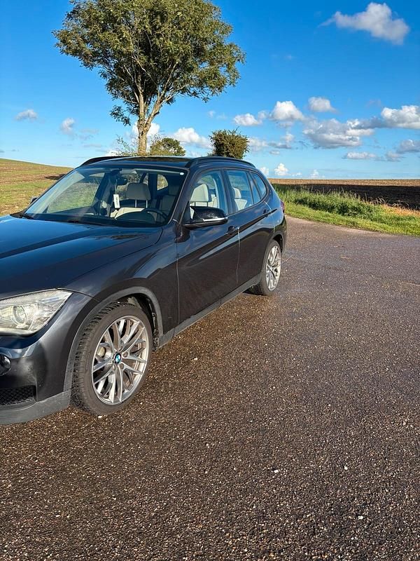 Grau Gebraucht 2013 BMW X1 SUV | 11.500 € (Etwas zu teuer) - Bild 1/4