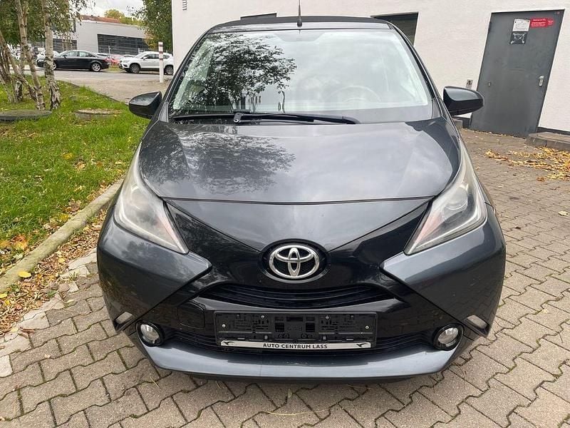 Grau Gebraucht 2015 Toyota Aygo X-wave Kleinwagen | 5.590 € (Etwas zu teuer) - Bild 1/4