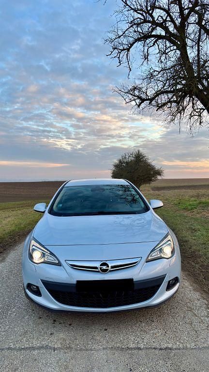 Gebraucht Opel Astra GTC Innovation 165 PS (121 kW) 2012 Weiß Limousine