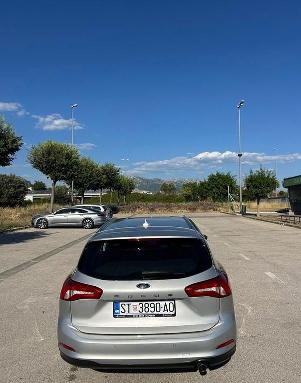 Gebraucht Ford Focus Cool & Connect 120 PS (88 kW) 2019 Silber Limousine