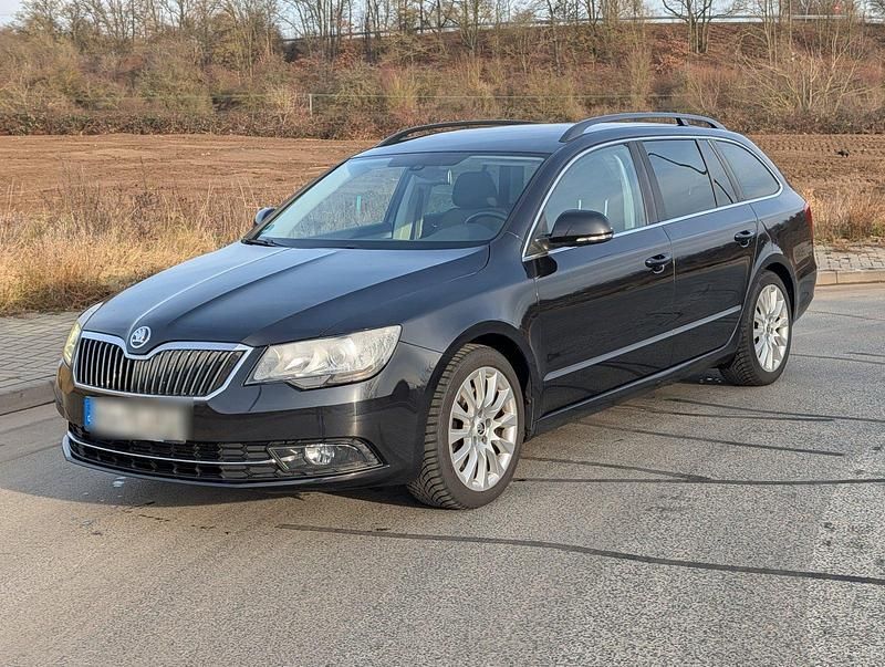 Schwarz Gebraucht 2013 Skoda Superb Kombi | 10.900 € (Fairer Preis) - Bild 1/4
