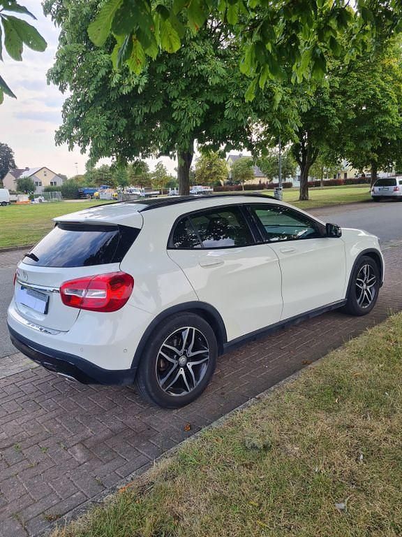 Weiß Gebraucht 2014 Mercedes GLA200 SUV | 14.700 € (Guter Preis) - Bild 1/4
