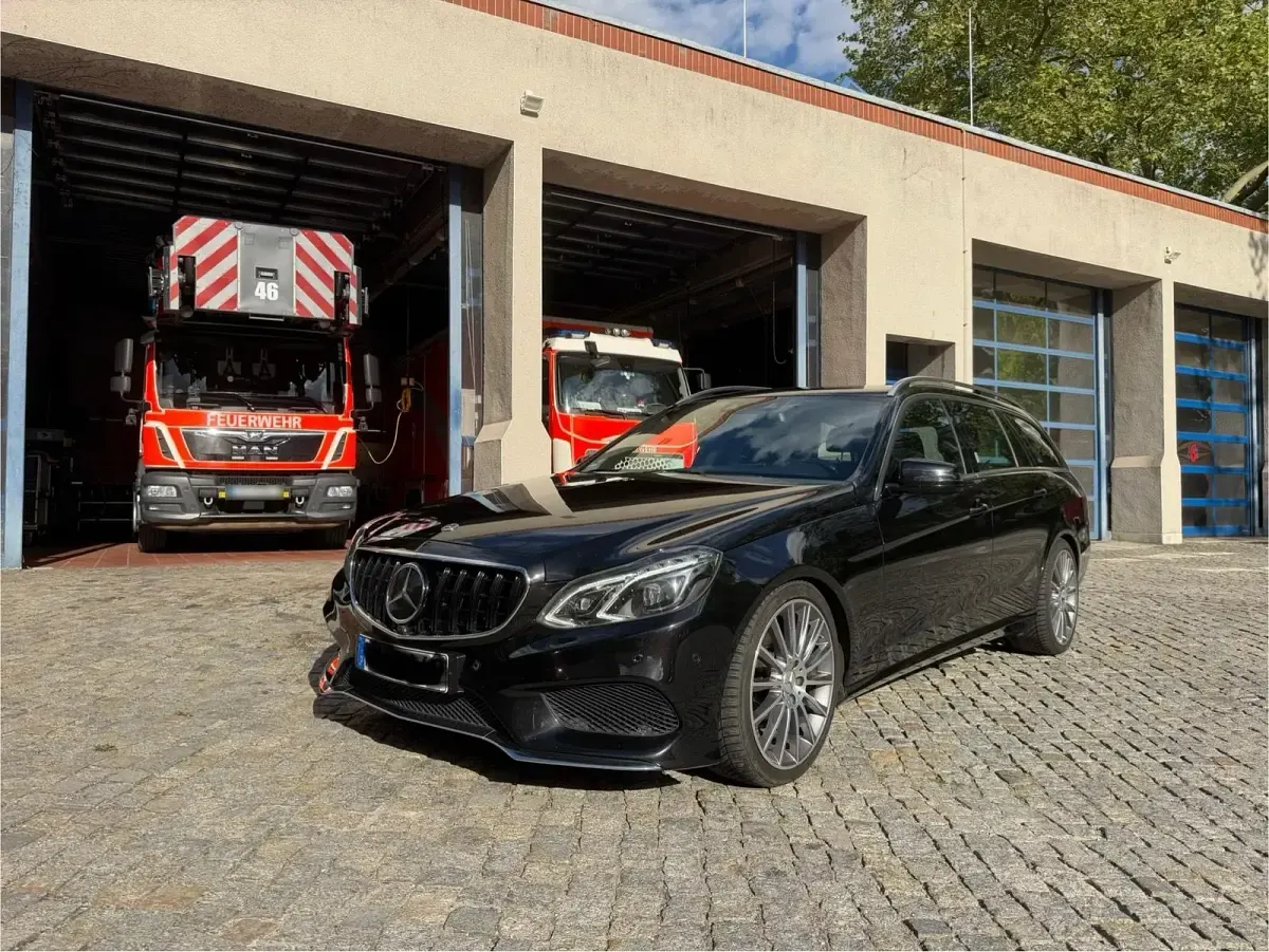 Gebraucht Mercedes E220 AMG 170 PS (125 kW) 2015 Schwarz Kombi
