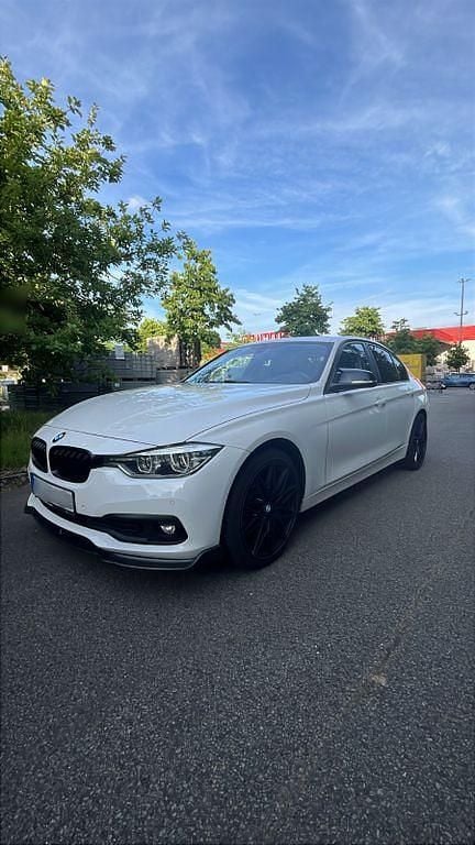 Weiß Gebraucht 2017 BMW 320 Advantage Limousine | 15.990 € (Fairer Preis) - Bild 1/4