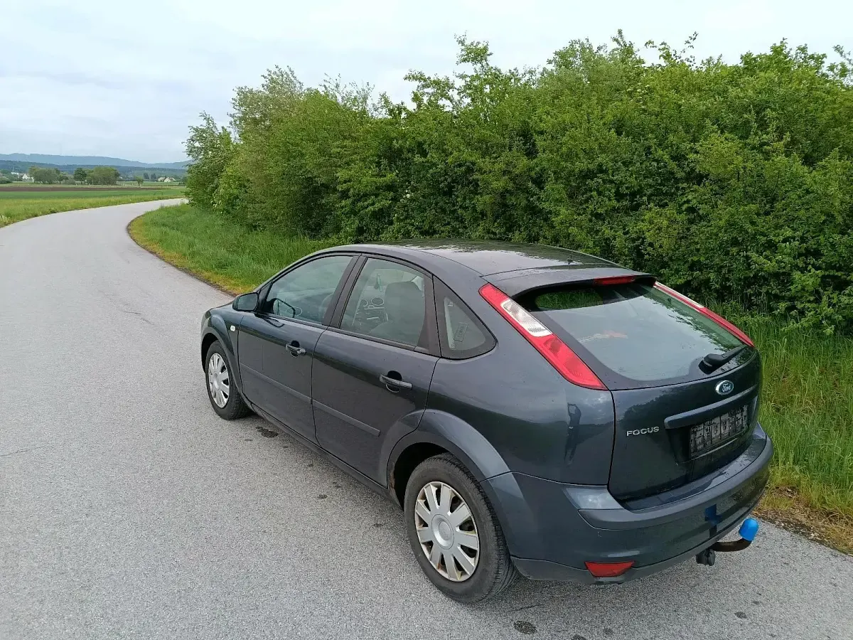 Usado Ford Focus 115 CV (84 kW) 2007 Gris Berlina
