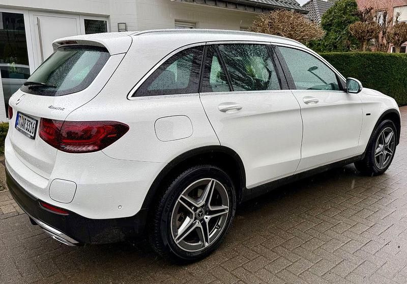 Gebraucht Mercedes GLC300e 211 PS (155 kW) 2021 Weiß SUV