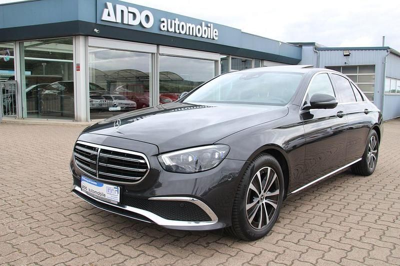 Grau Gebraucht 2021 Mercedes E220 Limousine | 28.900 € (Teuer) - Bild 1/4