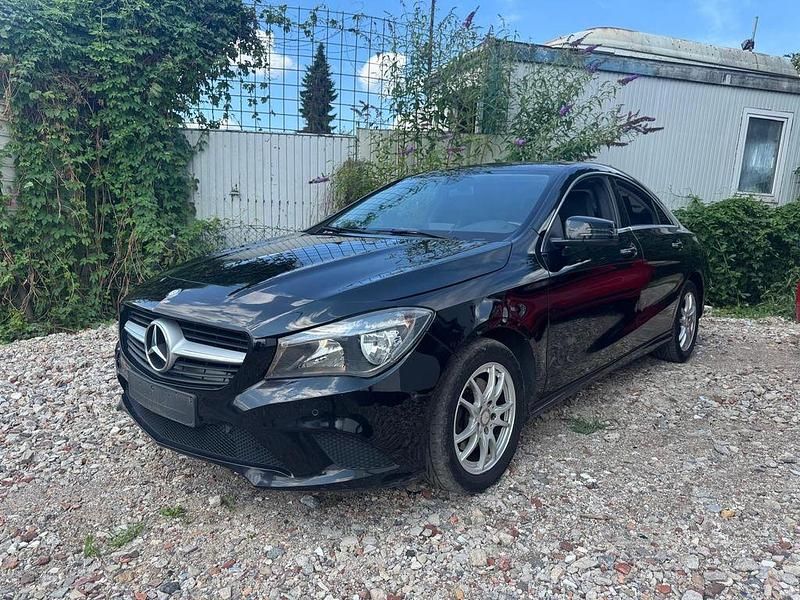 Schwarz Gebraucht 2014 Mercedes CLA200 Limousine | 11.699 € (Guter Preis) - Bild 1/4